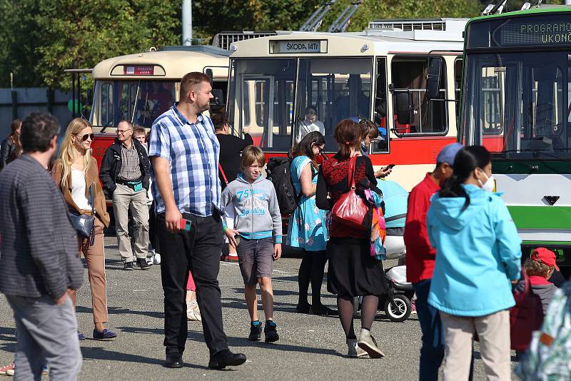 Na trolejbusové oslavy dorazily tisíce příznivců městské hromadné dopravy. Na výročí 80 let provozu a 85 let výroby trolejbusů v Plzni si zájemci mohli v areálu Depa 2015 prohlédnout mnoho historických i soudobých vozů a s některými se i projet.