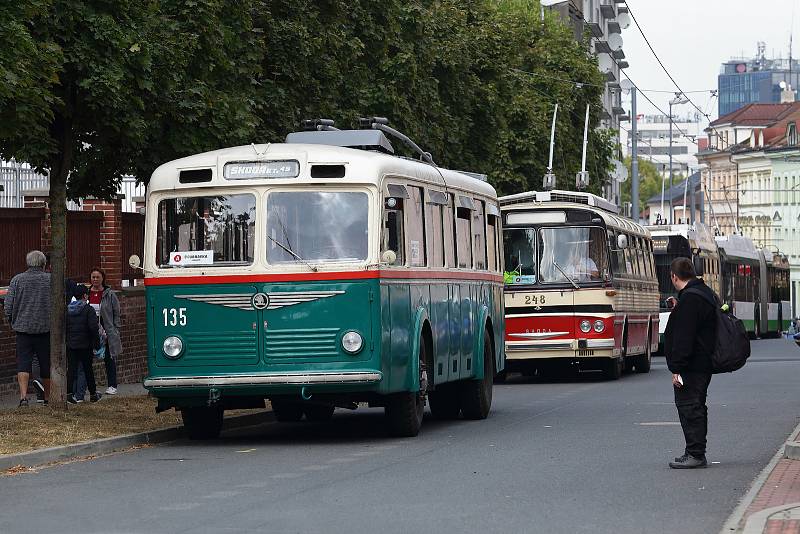 Na trolejbusové oslavy dorazily tisíce příznivců městské hromadné dopravy. Na výročí 80 let provozu a 85 let výroby trolejbusů v Plzni si zájemci mohli v areálu Depa 2015 prohlédnout mnoho historických i soudobých vozů a s některými se i projet.