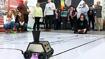 Dvoučlenné týmy studentů v plzeňské Techmanii vyslali na soutěžní jízdu robotická vozítka