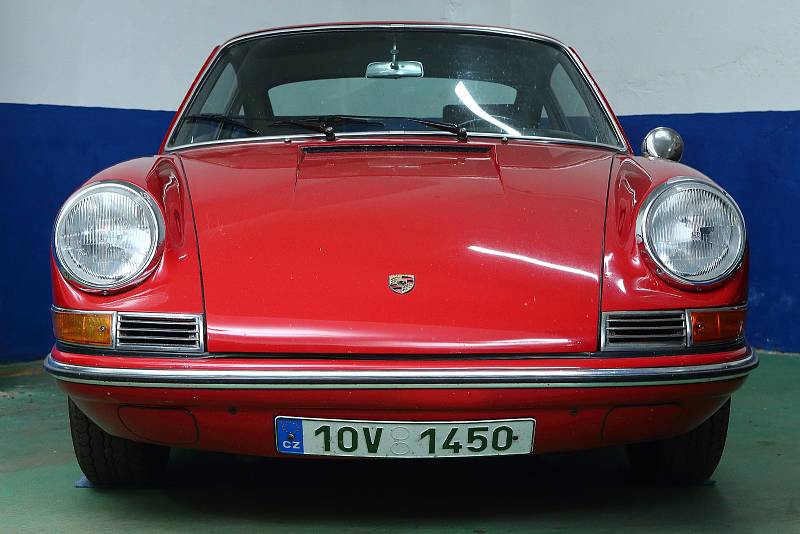 28 - V muzeu jsou k vidění i zrekonstruované autoveterány. Na snímku Porsche 912 zajímavé a vzácné auto, které si mnozí spletou se slavnější 911.