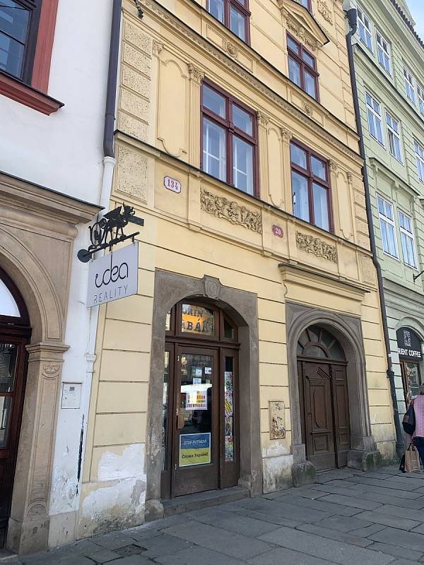 Trafika s novinami stojí na plzeňském náměstí u dnešní zastávky tramvají nejméně od roku 1900.