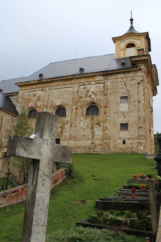 Kostel sv. Barbory z roku 1697 nepřehlédne nikdo, kdo Manětína přijíždí ve směru od Plzně.