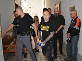 Před Krajským soudem v Plzni se jedenáct lidí v čele s Martinem Šímou (černé triko, tetování i na obličeji) zpovídalo z nedovolené výroby a jiného nakládání s omamnými a psychotropními látkami.
