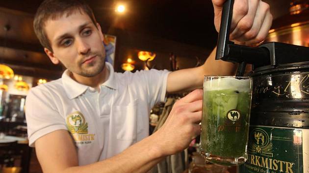 Poněkud světštěji oslavili Zelený čtvrtek v pivovaru Purkmistr v Plzni–Černicích. Sládek Petr Krýsl (na snímku) totiž pro tuto příležitost navařil várku zeleného piva