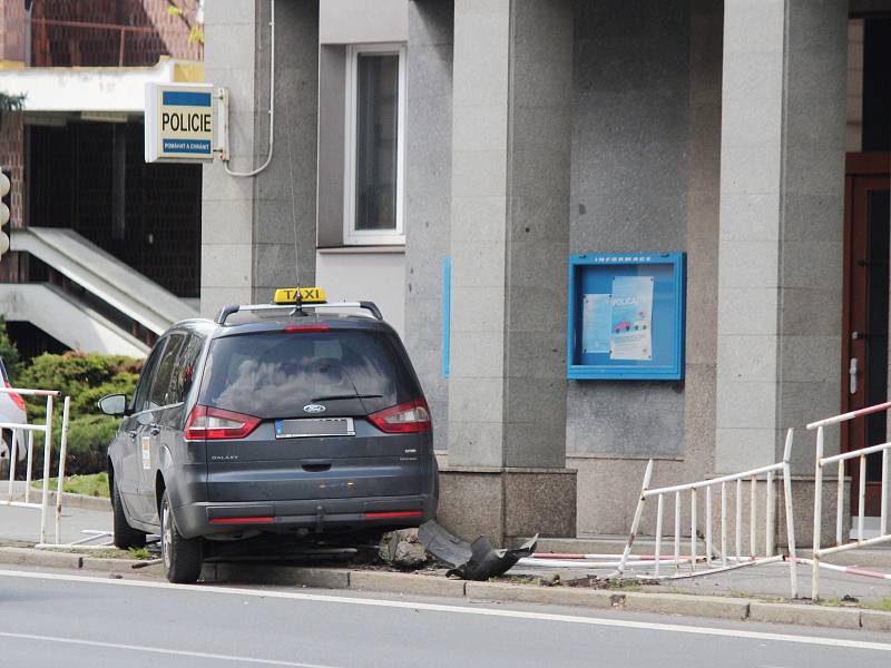 Taxi najelo do sloupu budovy policie v Klatovech