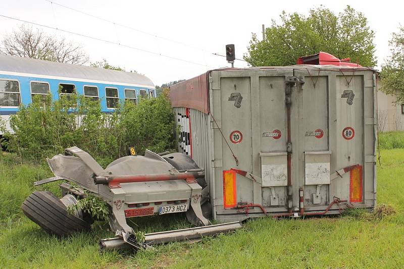 Rychlík z Klatov se na přejezdu v Borovech střetl s kamionem