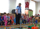 Děti z Mateřské školky v Oboře navštívil v úterý dopoledne mluvčí severoplzeňských policistů Josef Aubrecht