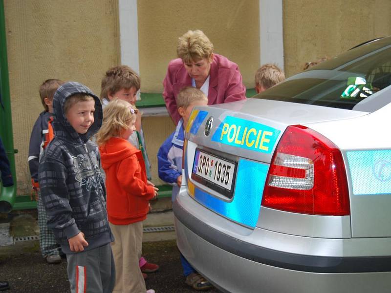 Děti z Mateřské školky v Oboře navštívil v úterý dopoledne mluvčí severoplzeňských policistů Josef Aubrecht