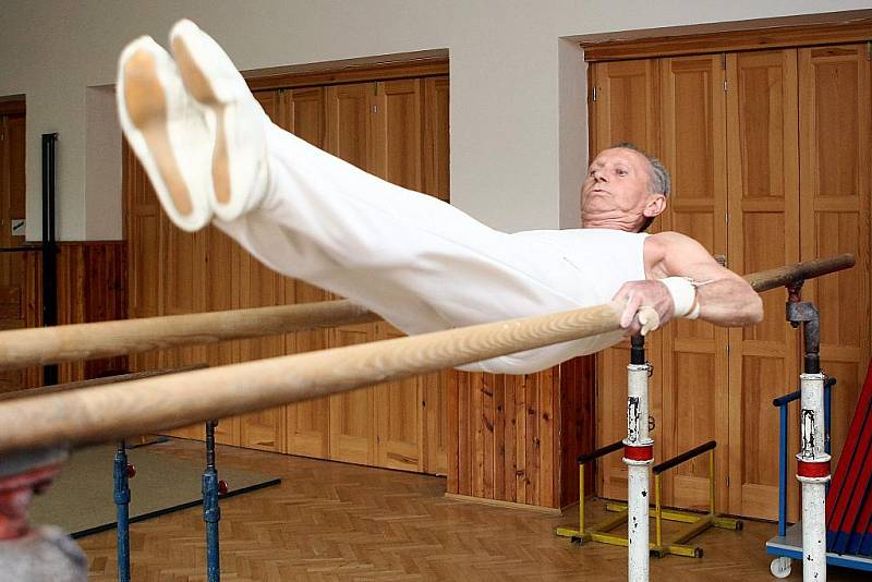 Luboš Kopecký (81) předvádí gymnastické cviky