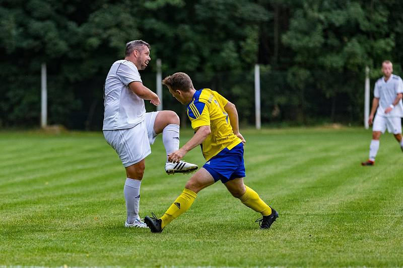 Ze zápasu 4. kola I. A třídy Plzeňského kraje mezi domácími Žichovicemi (v bílém) a Kaznějovem (0:2).