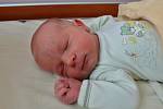 Daniel Chrástek se narodil 29. července v 10:30 mamince Simoně a tatínkovi Pavlovi z Třemošné. Po příchodu na svět ve FN vážila sestřička dvouleté Jolanky 4260 gramů a měřil 53 centimetrů