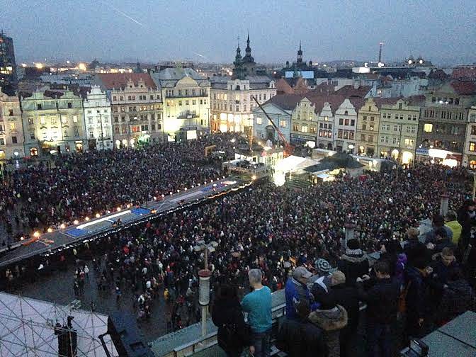 Náměstí Republiky se během několika minut zaplnilo.