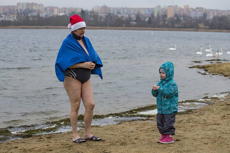 Novoroční koupání otužilců na Boleváku.