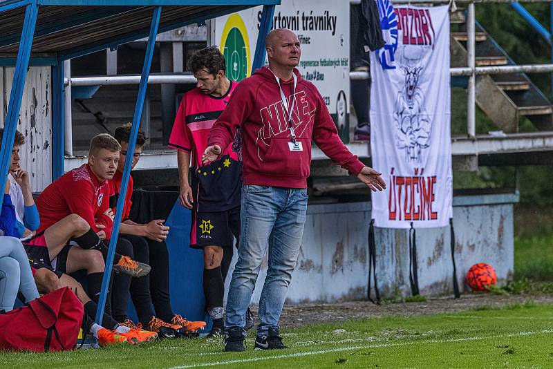 Fotbalisté FK Nepomuk (na archivním snímku hráči v růžových dresech) hrají ve sváteční pátek na Petříně.