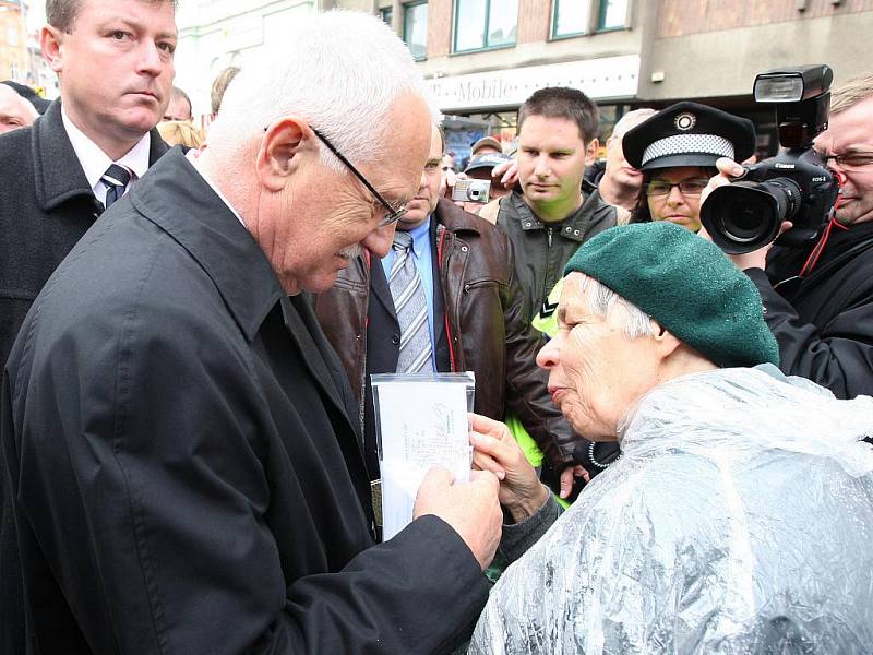 Vyvrcholením letošních Slavností svobody, které připomněly 65.výročí osvobození Plzně americkou armádou, byl dnešní pietní akt u pomníku Díky Ameriko za účasti prezidenta republiky Václava Klause.