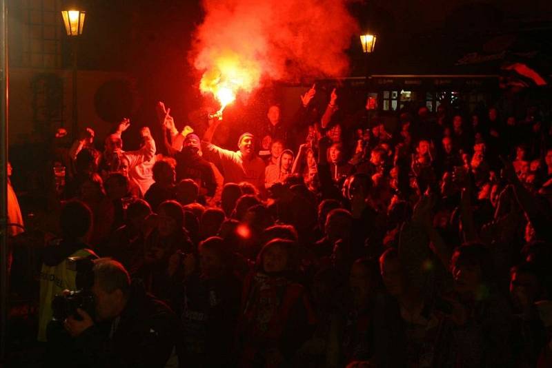 Téměř kompletní tým Viktorie Plzeň jel z Liberce rovnou na nádvoří plzeňského pivovaru, za fanoušky dorazili v půl dvanácté. 