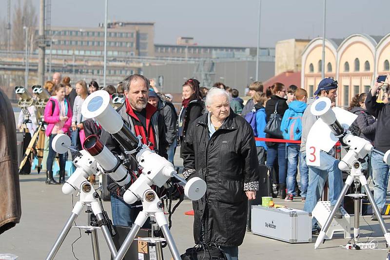 Pozorování částečného zatmění Slunce v plzeňské Techmanii