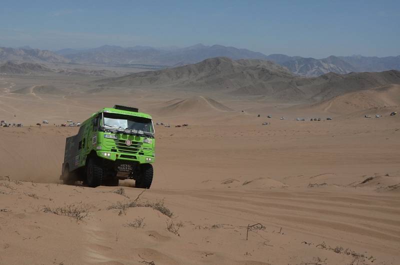 Kaskadérským kouskům se trio Kolomý-Kilián-Kilián z Czech Dakar Teamu snažilo se svou tatrou vyhýbat. 