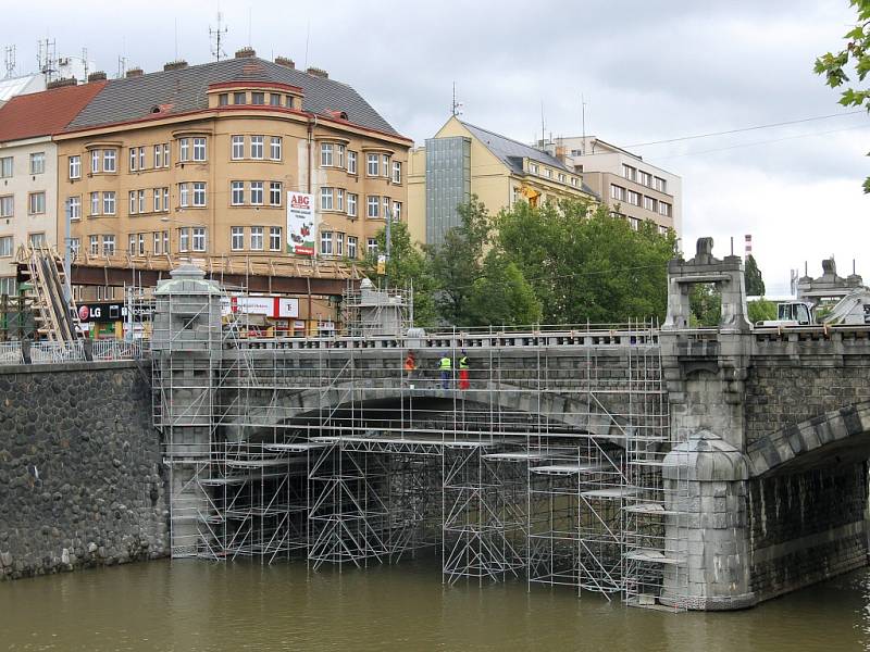 Z Wilsonova mostu mizí tuny zeminy