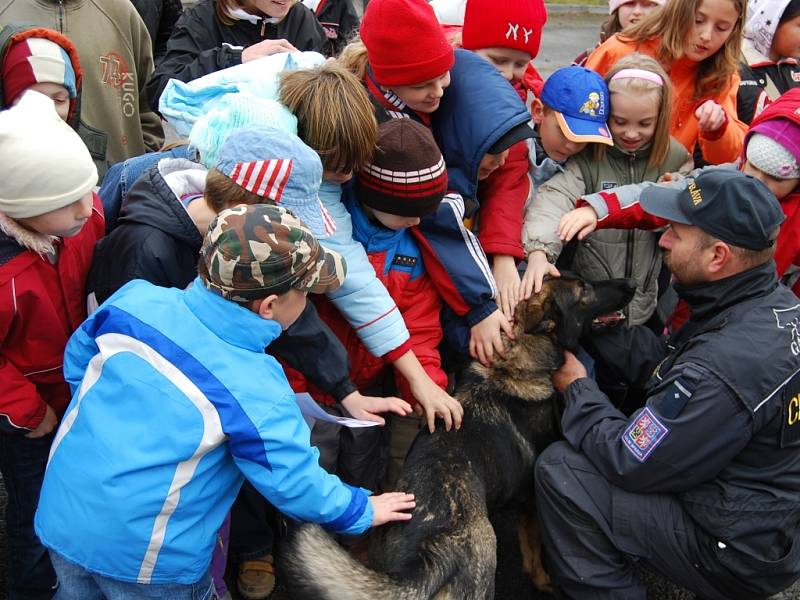 Pracovníci plzeňské celní správy navštívili děti ze Základní školy Chlumčany