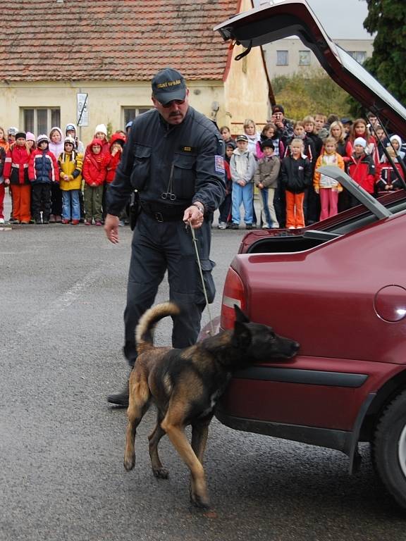 Pracovníci plzeňské celní správy navštívili děti ze Základní školy Chlumčany