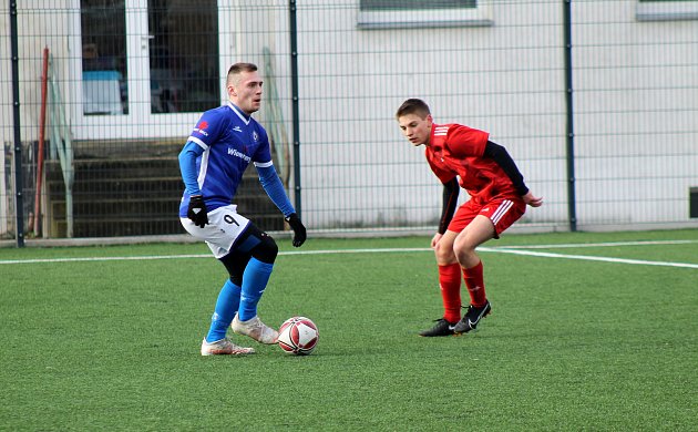 Fotbalisté Zruče (v modrém) minulý víkend prohráli s devatenáctkou Petřína (hráči v červeném), teď nestačili na Chotíkov.