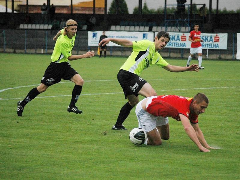 avid Střihavka z Viktorie B padá na trávník po faulu pardubického obránce Jana Jeřábka ve včerejším utkání České fotbalové ligy v Plzni. Z nařízené penalty vyrovnal na 1:1 plzeňský Presl