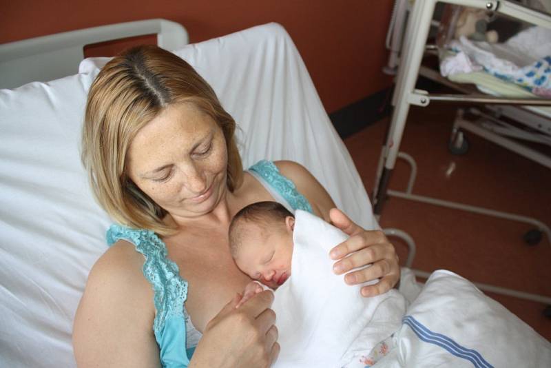 Victoria Kustová z Plzně (3,35 kg, 49 cm) se narodila 24. června ve 13:42 v klatovské porodnici.  Tatínek Ondřej vybral dceři jméno podle svého oblíbeného fotbalového klubu. Doma se na sestřičku těší Olivier (2,5).