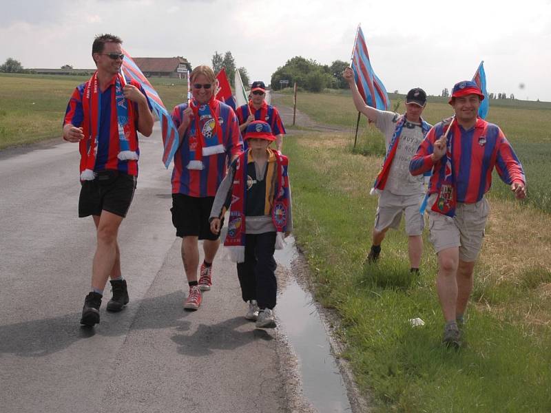 Fotbaloví fanoušci na posledních třech kilometrech své cesty