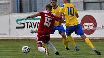 2. kolo FORTUNA divize A: SK SENCO Doubravka (žlutí) - SK Petřín Plzeň (hráči v červených dresech) 3:3 (1:1).