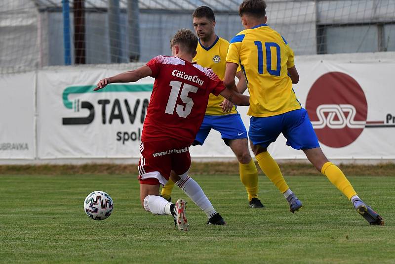 2. kolo FORTUNA divize A: SK SENCO Doubravka (žlutí) - SK Petřín Plzeň (hráči v červených dresech) 3:3 (1:1).