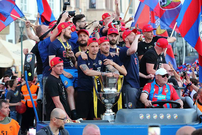 Fotbalisté Viktorie Plzeň po zisku šestého mistrovského titulu zamířili s pohárem za fanoušky do centra Plzně. Na náměstí Republiky se na oslavě sešlo několik tisíc fotbalových příznivců.