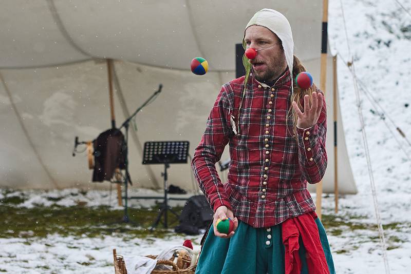 Polní bitvou U Ježíška a dalším programem připomněli v sobotu za hustého sněžení nadšenci v dobových kostýmech významnou událost v dějinách Plzně - dobytí města vojsky generála Mansfelda v roce 1618. 