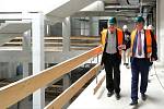 Stavbu nového kampusu lékařské fakulty UK v Plzni na Lochotíně si přijel prohlédnout rektor UK Tomáš Zima. Areál za 1,8 mld. korun sloučí téměř všechna pracoviště lékařské fakulty