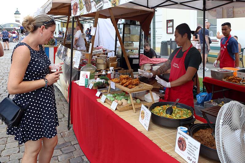 Návštěvníci gastrofestivalu Street Food Plzeň v pivovaru Prazdroj mohli ochutnat ze široké nabídky asijských specialit, čerstvých ryb, šťavnatých burgerů, tradičních pokrmů z dalekých zemí, ale i sladkých dezertů a plzeňského piva.