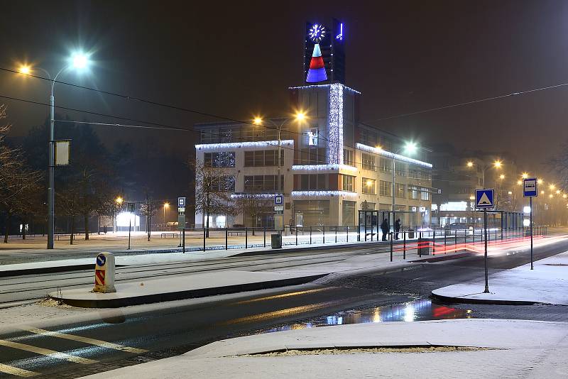 Noční sněžení v centru i okrajových částech Plzně. Na snímku Koterovská ulice, radnice MO Slovany.