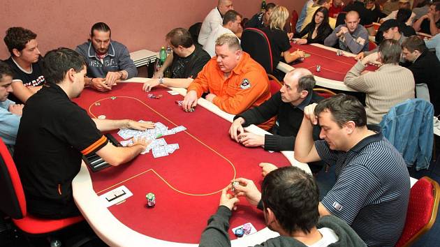  Plzeňského pokerového turnaje se v sobotu zúčastnilo čtyřiapadesát hráčů především z Plzně a okolí. Utkali se o téměř čtvrt milionu korun.