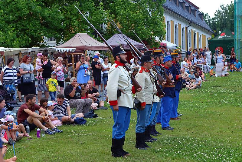 Slavnost na zámku Kozel u Plzně přenesla návštěvníky do dob Arnošta z Valdštejna, zakladatele plzeňské strojírny. K vidění byly funkční modely parních strojů, ukázky výcviku dobového jezdectva a armády, ale třeba i taneční a hudební vystoupení.