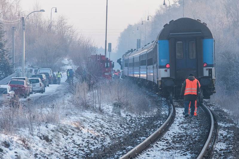 Tři lidské životy si vyžádala vážná dopravní nehoda, k níž došlo v pátek kolem půl šesté ráno na železničním přejezdu ve Vejprnicích (20. 1. 2017).