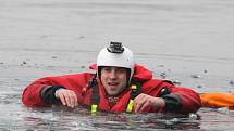 Vodní záchranáři nacvičovali záchranu člověka, který se propadl skrz led