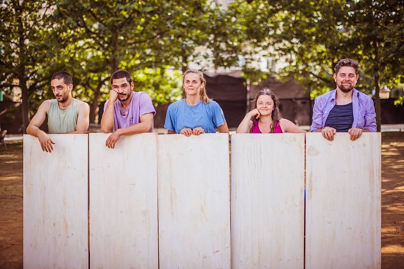 Zkouška autorské inscenace Slyšíš mě? v lokalitě U Zvonu v Plzni, kde se na závěr Divadelního léta pod plzeňským nebem uskuteční v pondělí 26. července její premiéra.