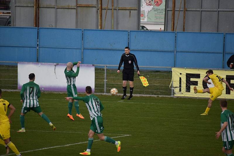 Až na čtvrtý pokus se dočkali fotbalisté Robstavu Přeštice prvního jarního vítězství, doma porazili Hostouň 2:1.