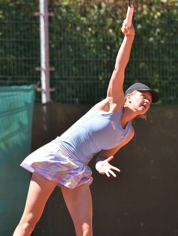 Tenistka Karolína Kozáková při hře.