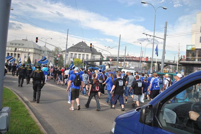 Fanoušci klubu Sigma Olomouc prošli z nádraží k Doosan areně bez  problému. Cestou je doprovázela policie