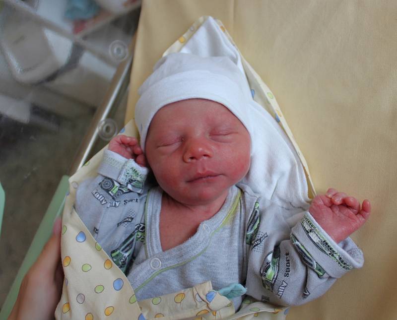 OLIVER RYBÁŘ se narodil 15. října ve 12:00 hodin mamince Roxaně z Plzně. Po příchodu na svět v plzeňské porodnici U Mulačů vážil prvorozený synek 2820 gramů.