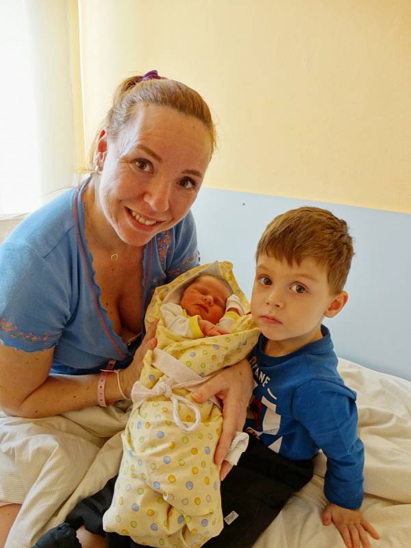 Miriam Jirasová se narodila 28. ledna v 18:04 mamince Jaroslavě a tatínkovi Pavlovi z Plzně. Po příchodu na svět v porodnici U Mulačů vážila sestřička tříletého Pavlíka 3100 gramů.