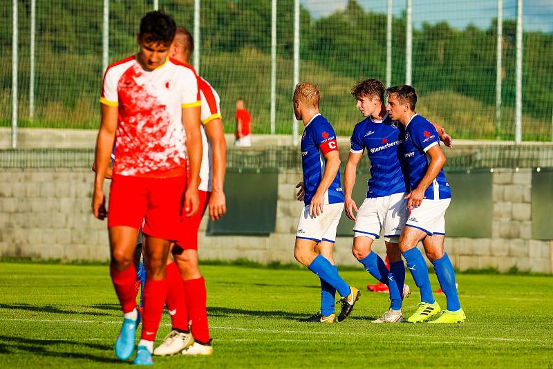 Fotbalisté SK Slavia Vejprnice (na archivním snímkuhráči v červeno-bílých dresech) porazili v 7. kole krajského přeboru soupeře z Baníku Stříbro 4:2.