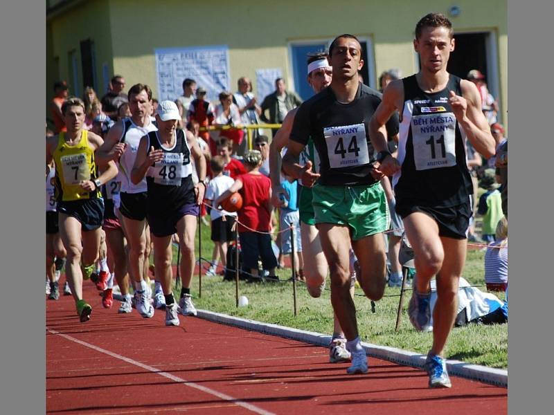 První metry 38. ročnkíku Běhu města Nýřany v sobotu ovládl Roman Skalský (č. 11), pozdější vítěz Daniel Fekl (č. 7) je zcela zachycen vlevo. 