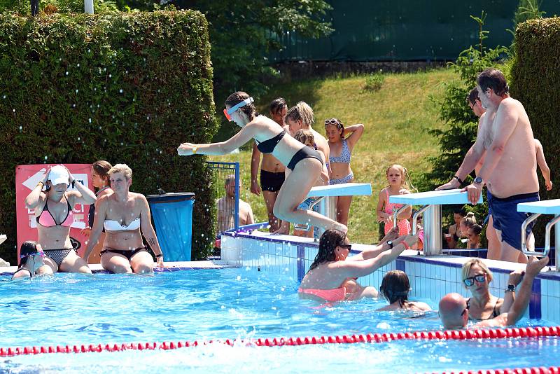 Sobotní tropické teploty přilákaly obyvatele Plzně do slovanského plaveckého areálu. Teplota vody ve venkovním bazénu dosahovala příjemných 26. stupňů.