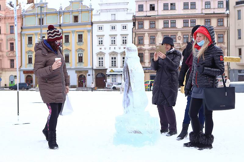 Ledové sochy vznikají na plzeňském náměstí Republiky. Z ledových bloků je přímo před zraky procházejících vytvářejí sochaři pomocí řetězových pil, dlát a dalších nástrojů.